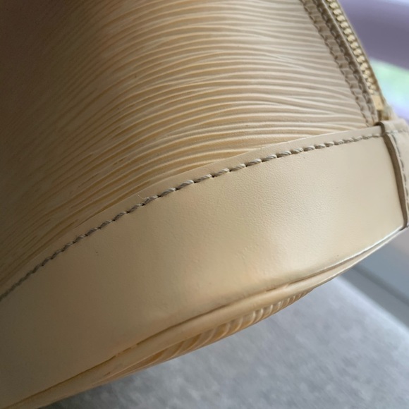 AUTHENTIC LOUIS VUITTON ALMA PM IN EPI (VANILLA) - Picture 3 of 10